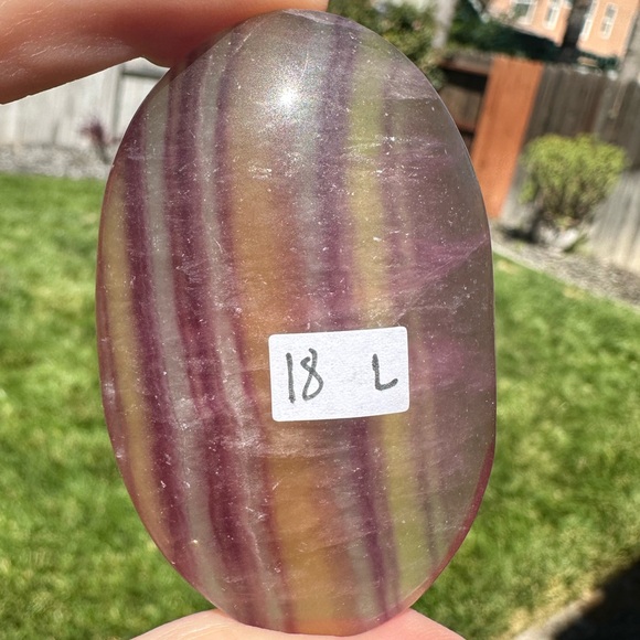 Fluorite - Rainbow chunky palm stone - Picture 3 of 3